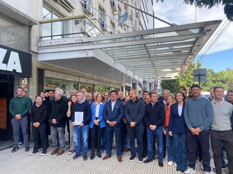 Intendentes bonaerenses marchan a Capital Humano por fondos alimentarios 